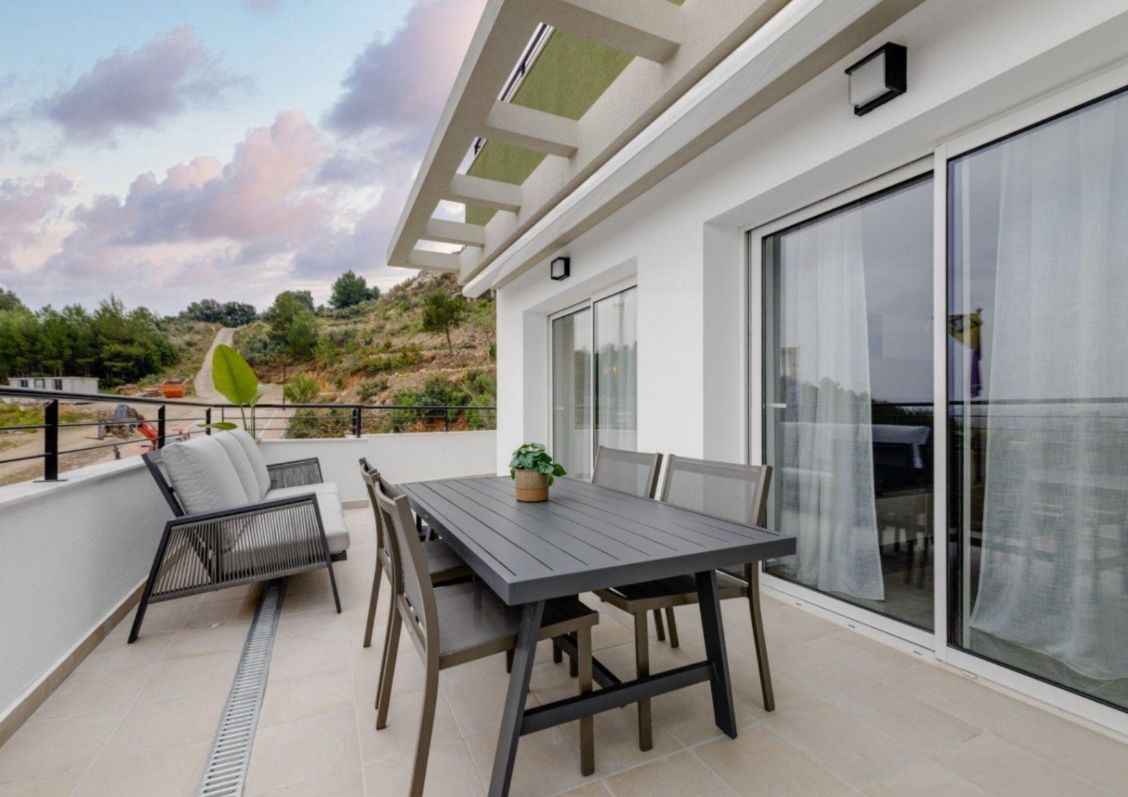 Apartamento con preciosas vistas al mar y zonas verdes .