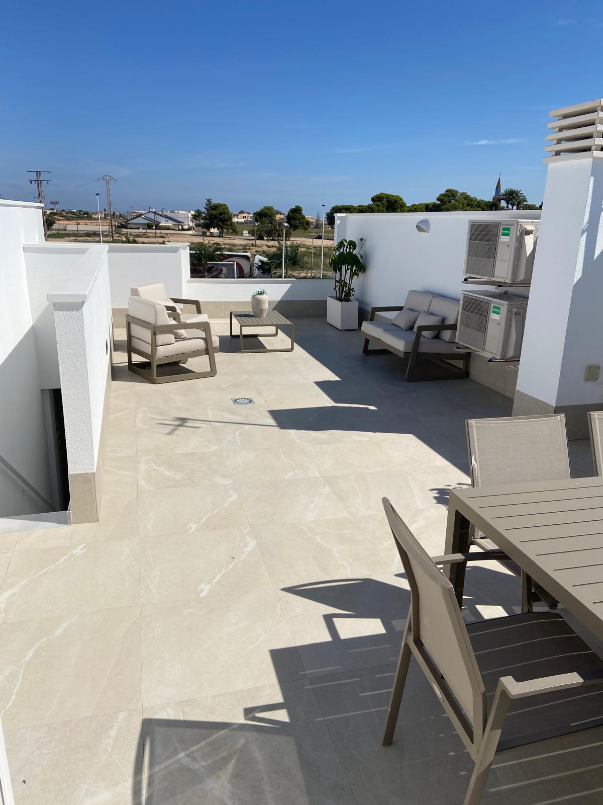 Twee-onder-een-kap woning in San Pedro del Pinatar met 3 slaapkamers en een zwembad.