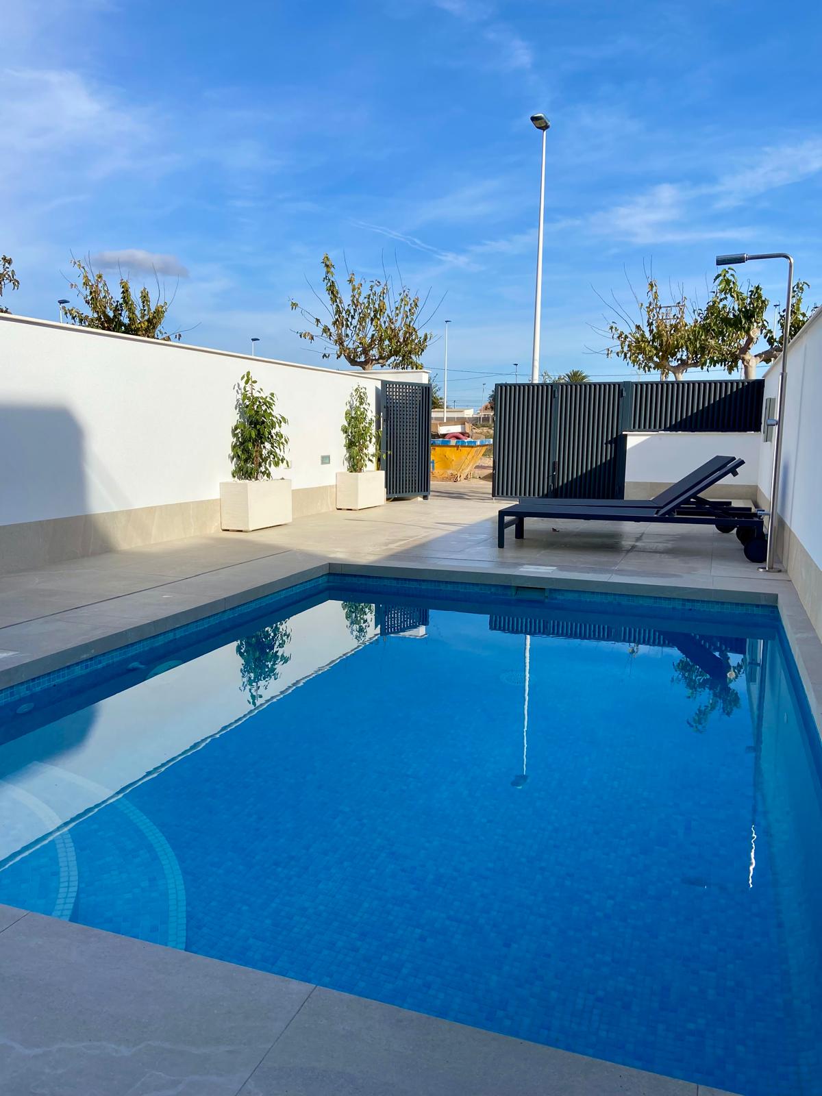 Twee-onder-een-kap woning in San Pedro del Pinatar met 3 slaapkamers en een zwembad.