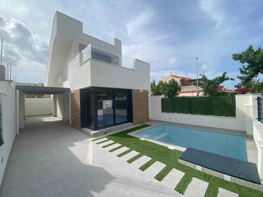 LOSALCAZARES09122025 - Chalet en venta de 3 habitaciones con piscina en Los Alcázares