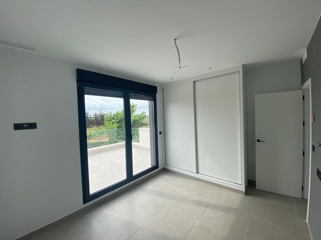 Chalet zu verkaufen mit 3 Schlafzimmern und Pool in Los Alcázares
