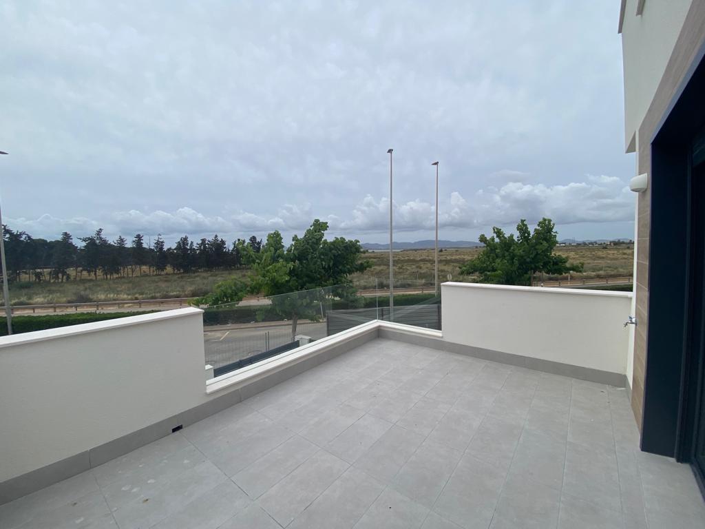 Chalet zu verkaufen mit 3 Schlafzimmern und Pool in Los Alcázares