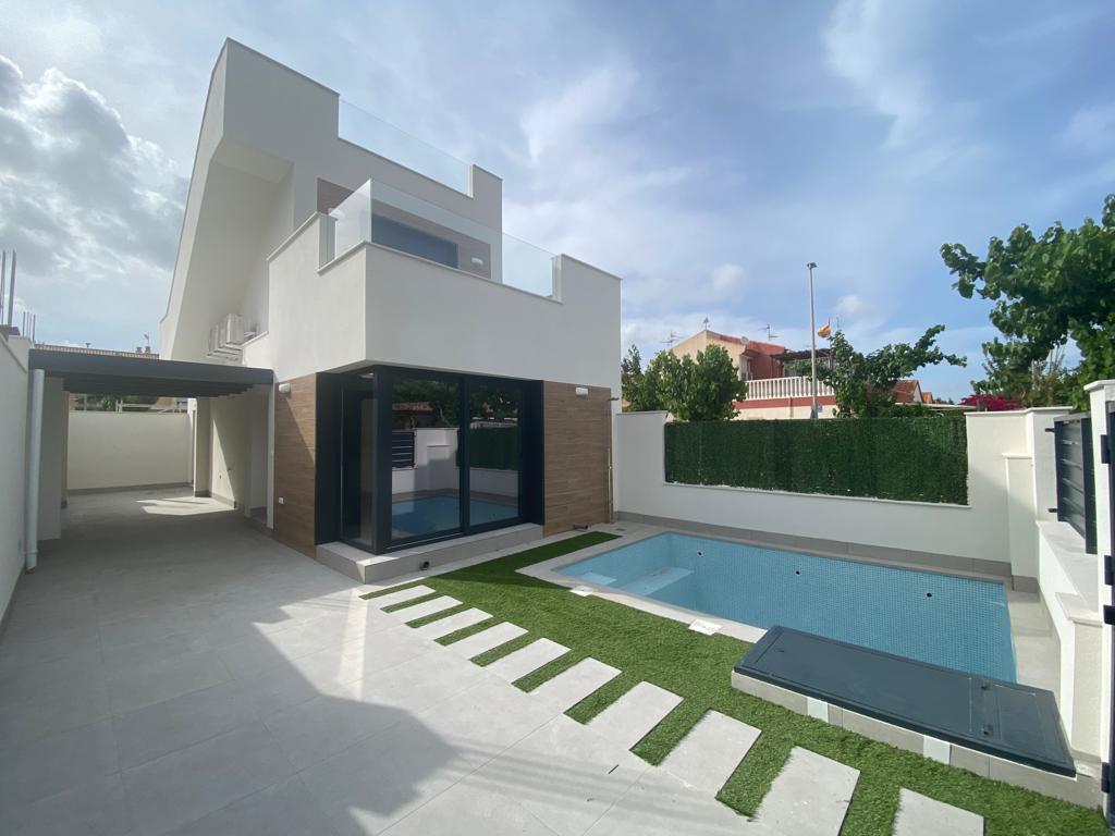 Chalet zu verkaufen mit 3 Schlafzimmern und Pool in Los Alcázares