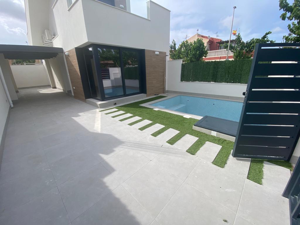 Chalet zu verkaufen mit 3 Schlafzimmern und Pool in Los Alcázares