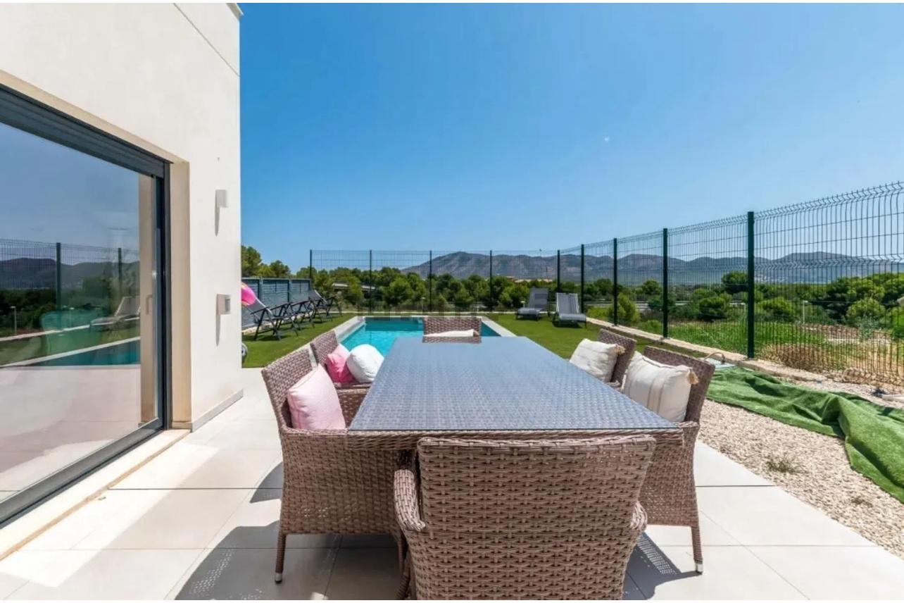 Chalet moderno en venta con piscina en Alfaz del Pi, Alicante