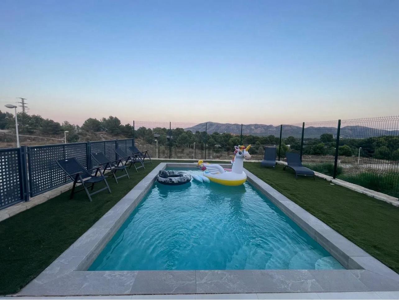 Chalet moderno en venta con piscina en Alfaz del Pi, Alicante
