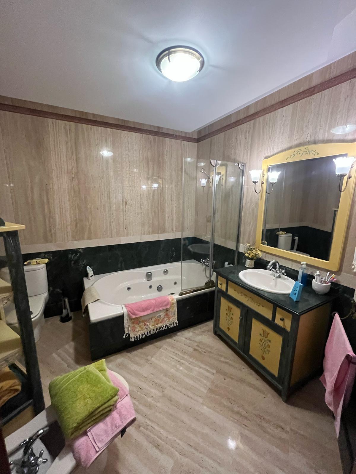 Fabulosa Villa con 8 Dormitorios a 20 Minutos de la Playa
