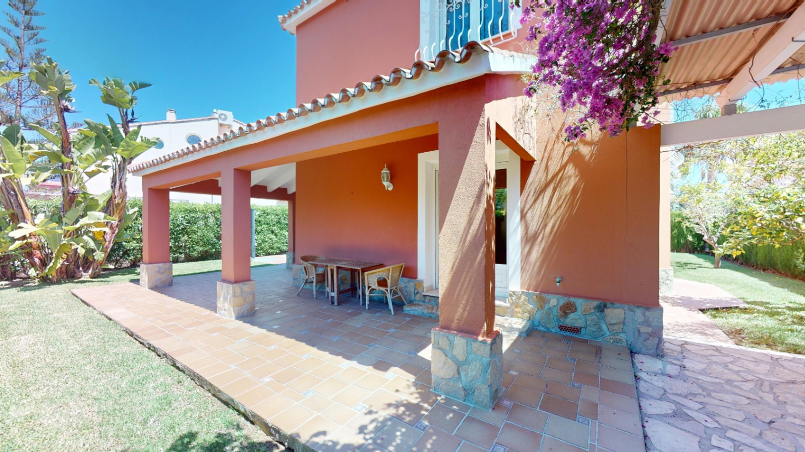 Bonita villa con piscina privada cerca del mar .