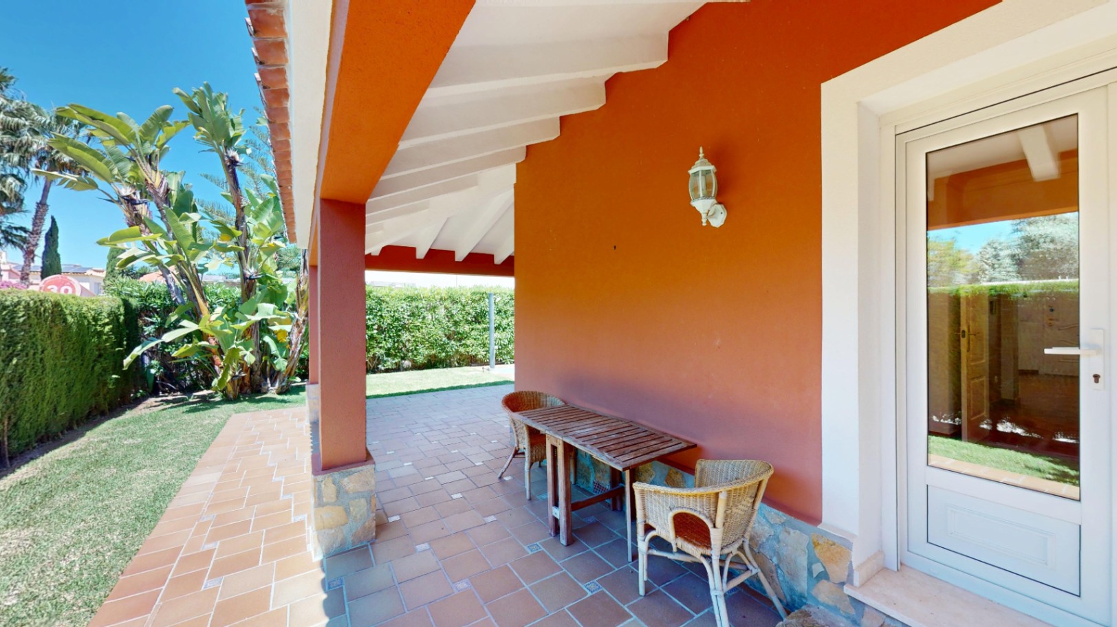 Bonita villa con piscina privada cerca del mar .