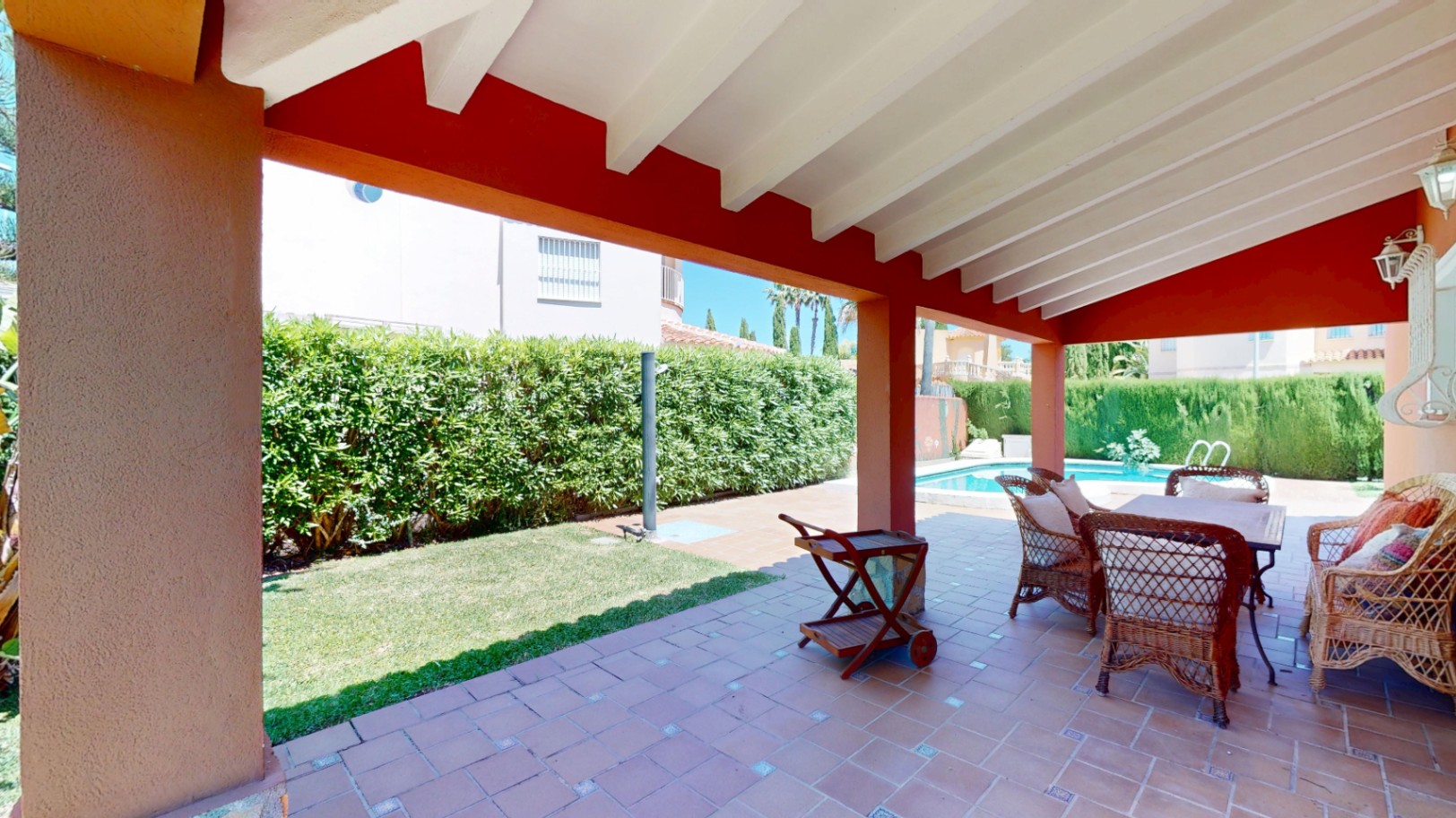 Bonita villa con piscina privada cerca del mar .