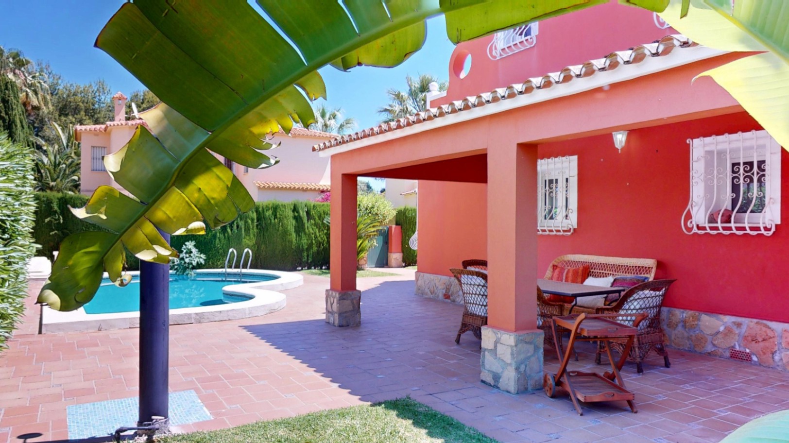 Bonita villa con piscina privada cerca del mar .
