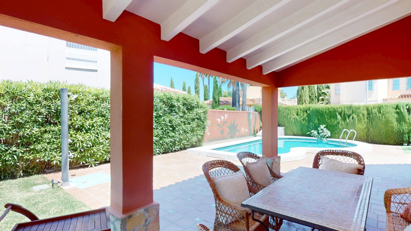 Bonita villa con piscina privada cerca del mar .
