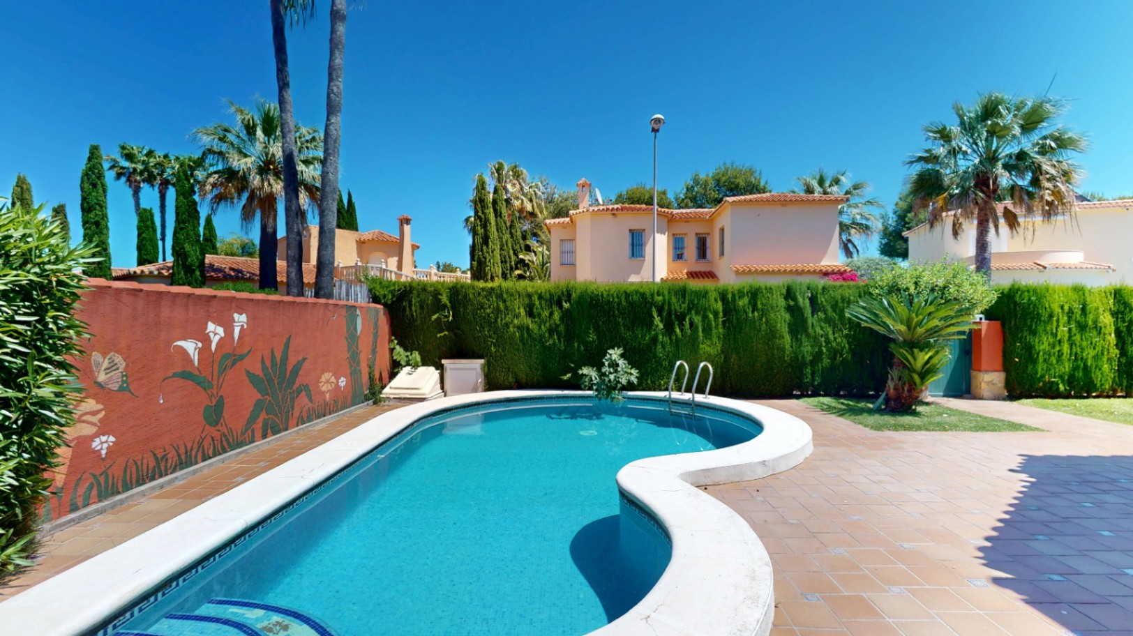 Bonita villa con piscina privada cerca del mar .