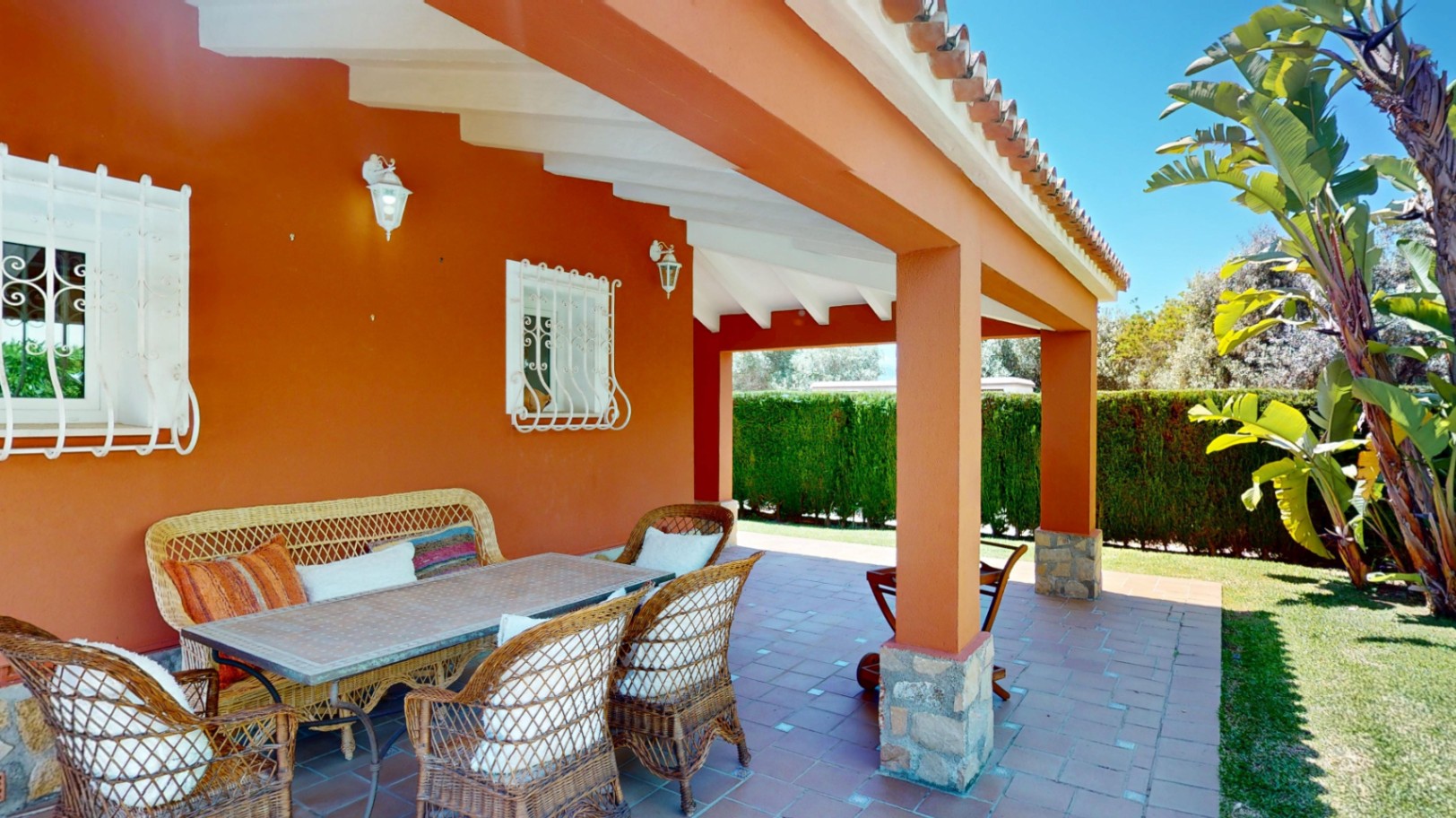 Bonita villa con piscina privada cerca del mar .
