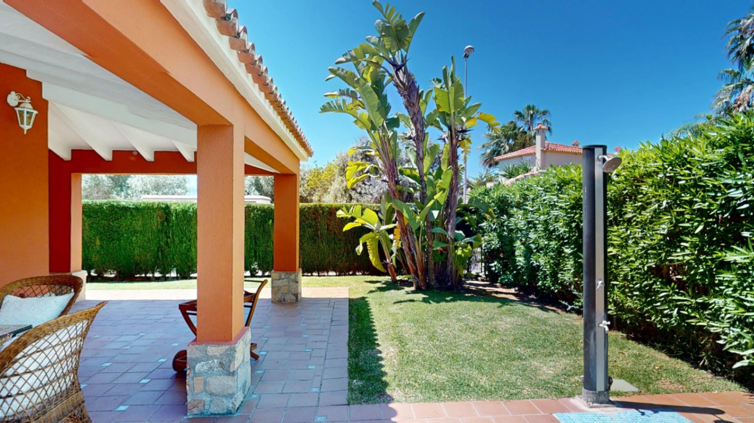 Bonita villa con piscina privada cerca del mar .