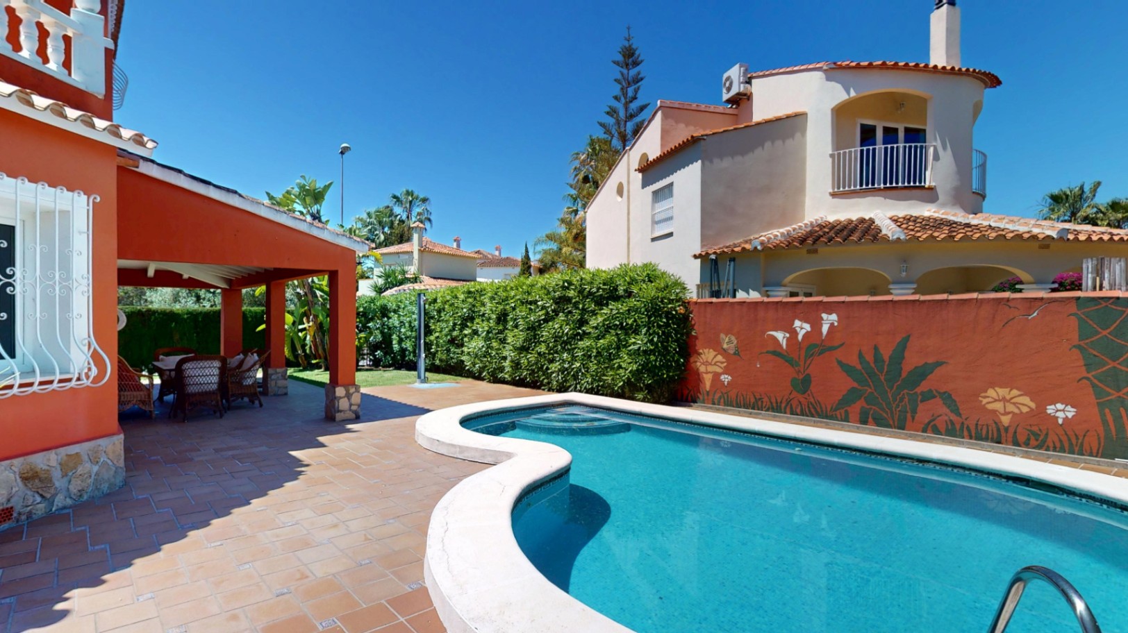 Bonita villa con piscina privada cerca del mar .