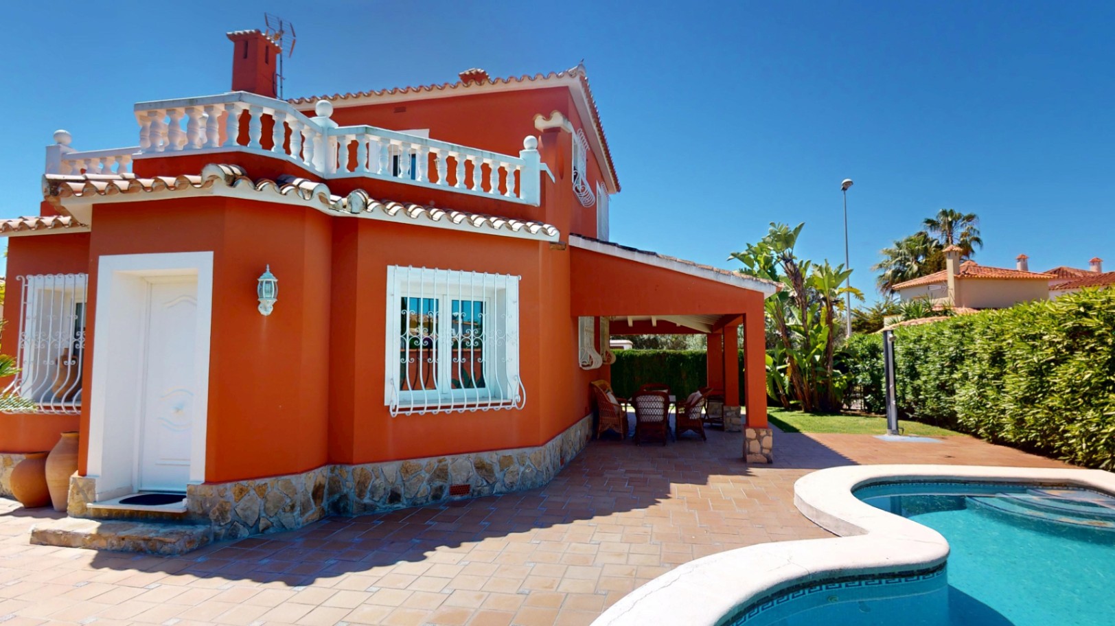 Bonita villa con piscina privada cerca del mar .