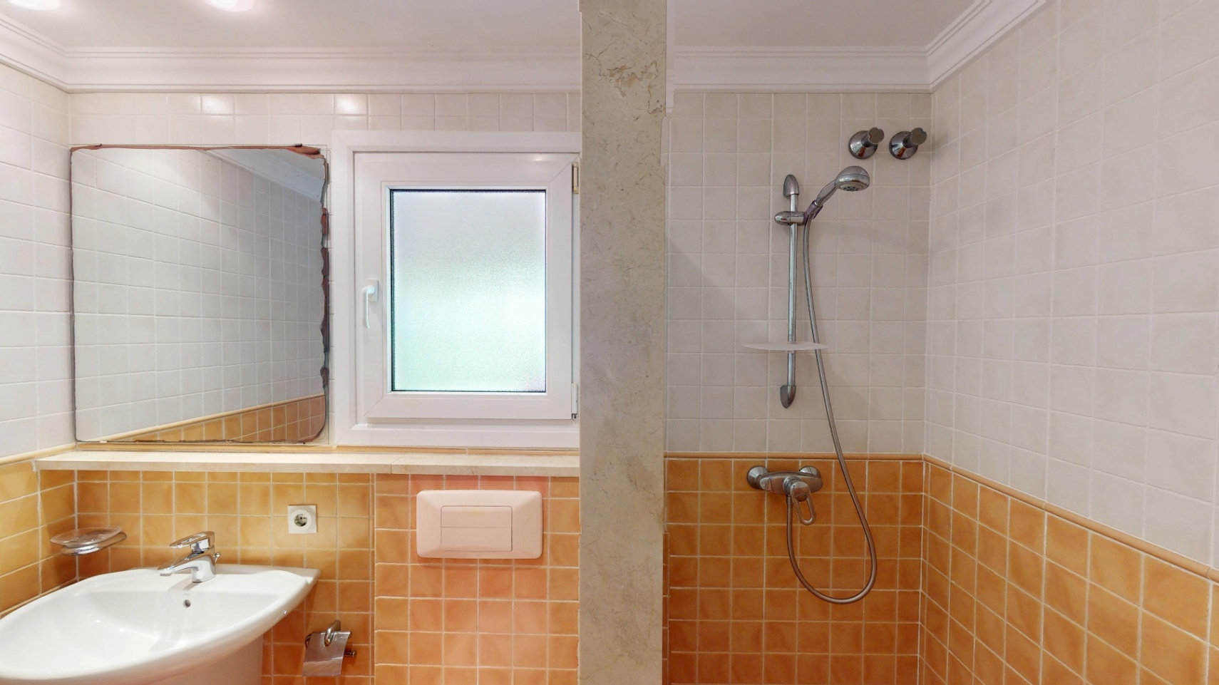 Bonita villa con piscina privada cerca del mar .