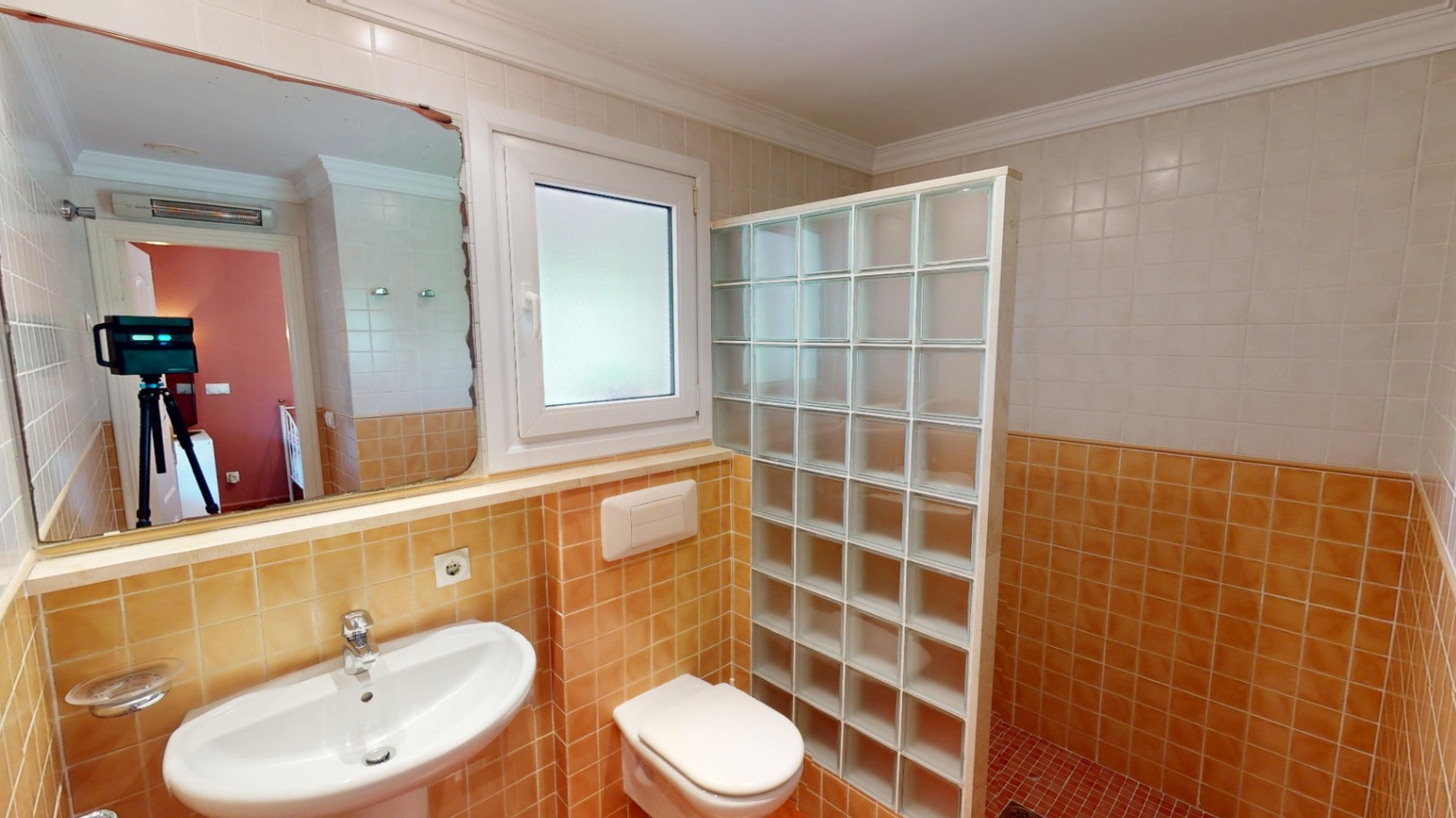 Bonita villa con piscina privada cerca del mar .