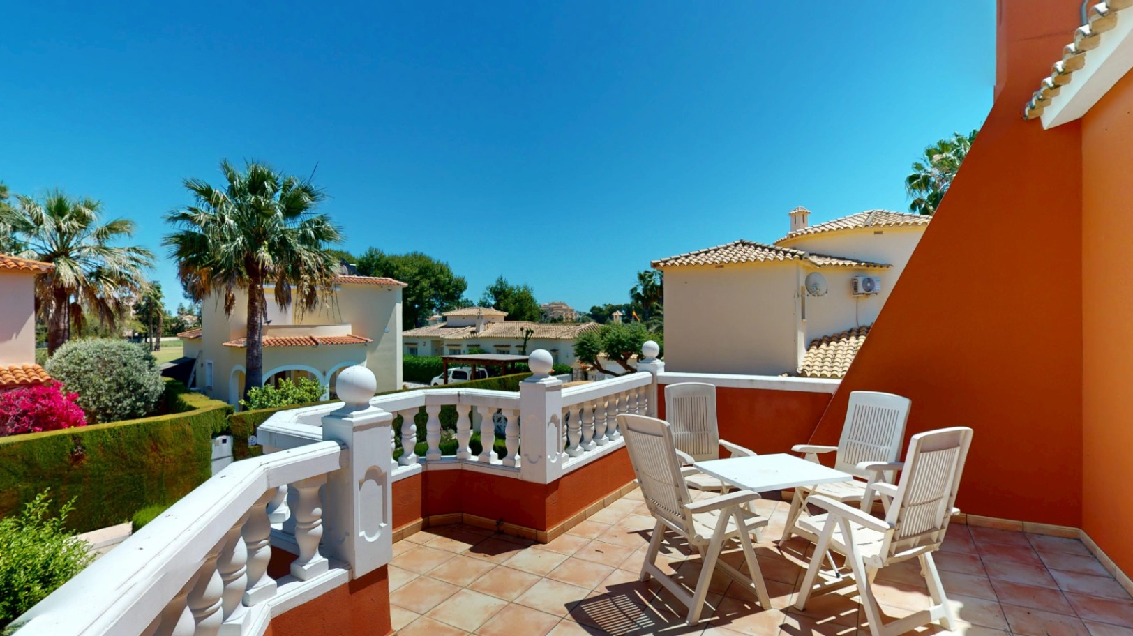 Bonita villa con piscina privada cerca del mar .