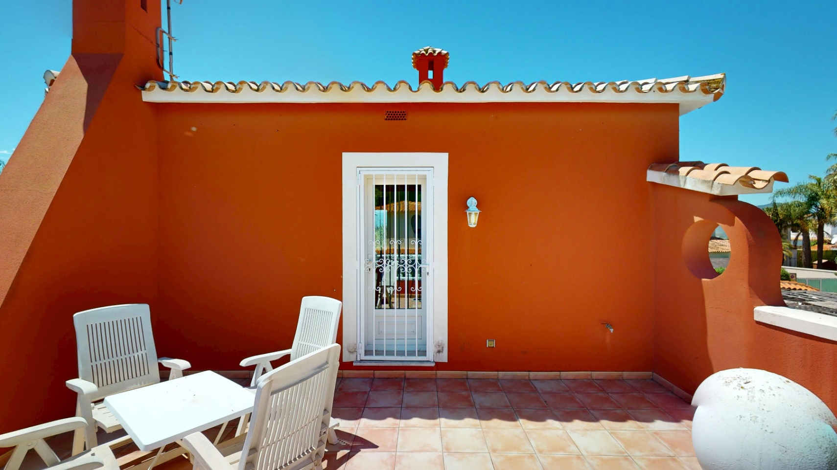Bonita villa con piscina privada cerca del mar .
