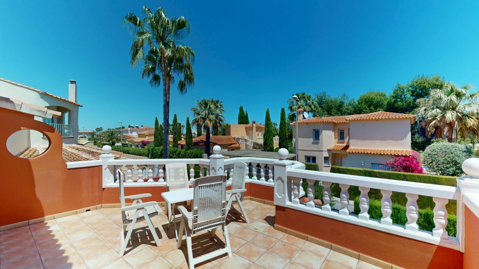 Bonita villa con piscina privada cerca del mar .