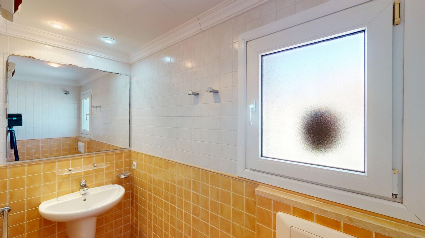 Bonita villa con piscina privada cerca del mar .