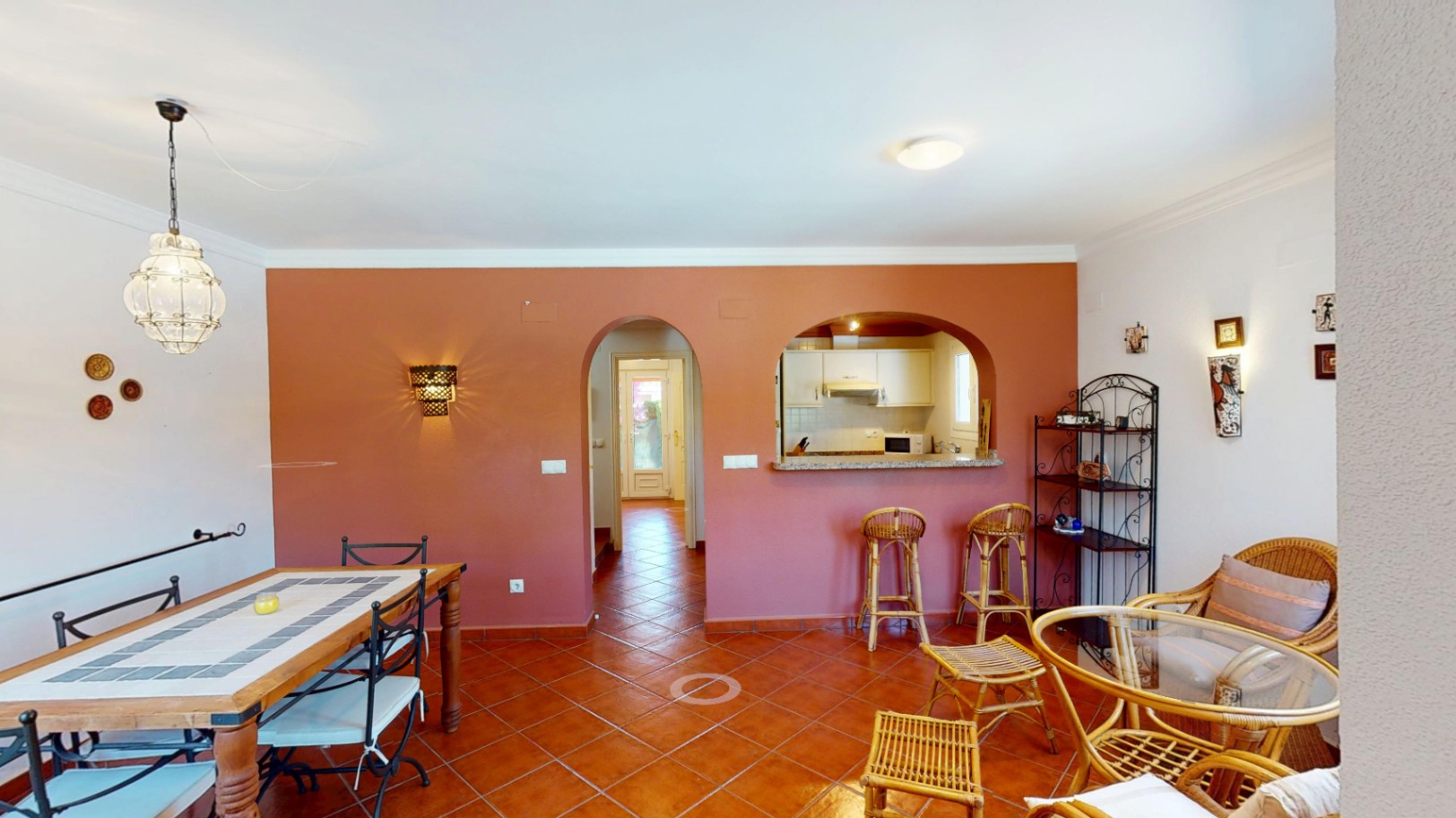 Bonita villa con piscina privada cerca del mar .