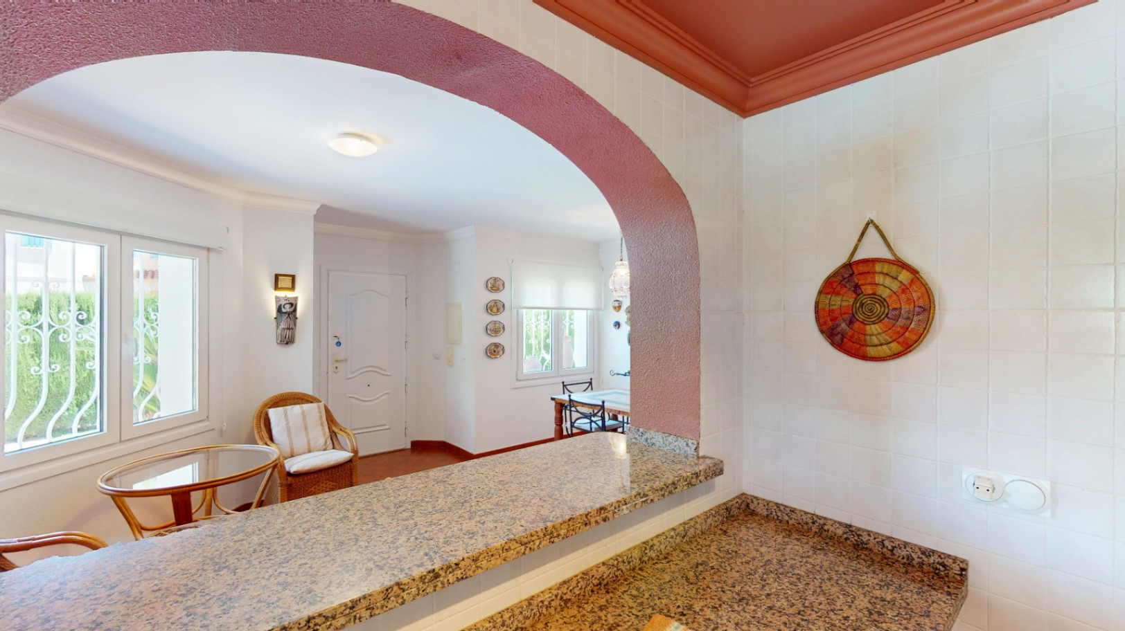 Bonita villa con piscina privada cerca del mar .