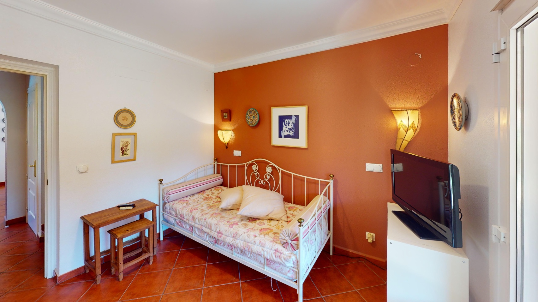 Bonita villa con piscina privada cerca del mar .