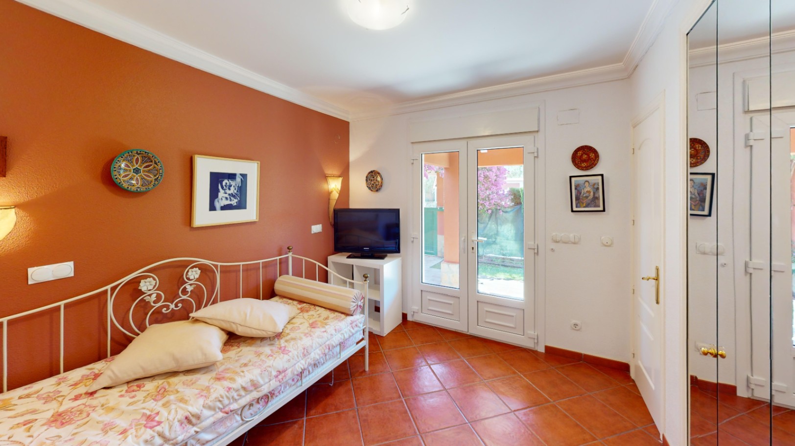 Bonita villa con piscina privada cerca del mar .