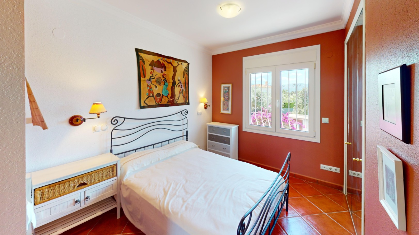 Bonita villa con piscina privada cerca del mar .