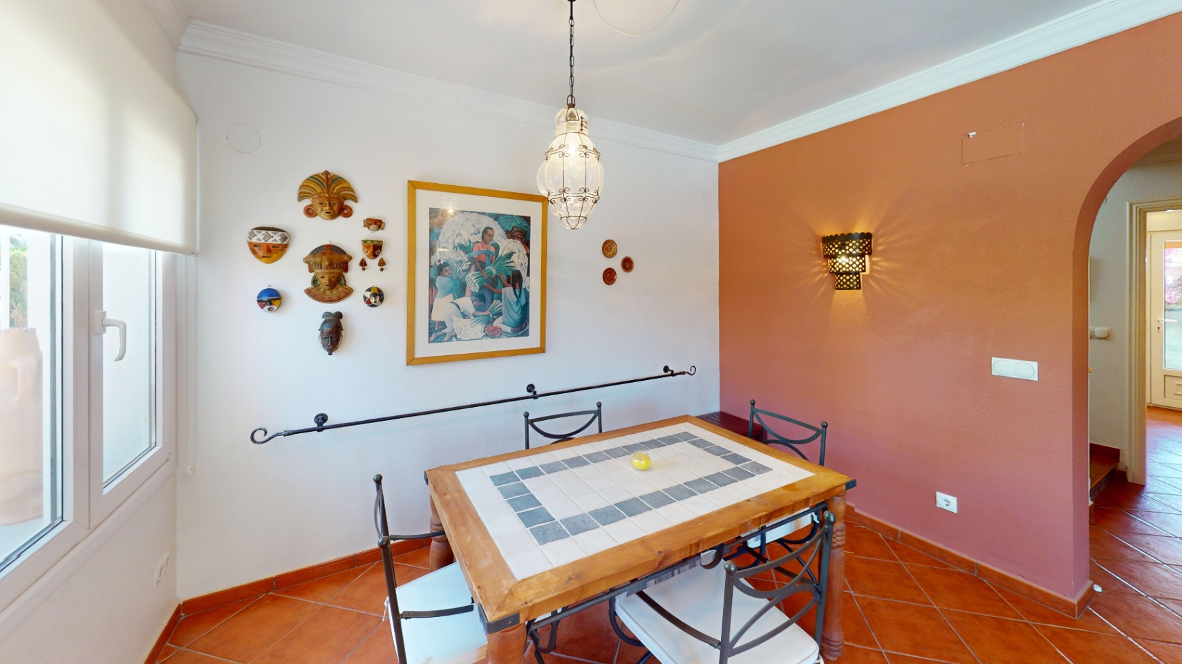 Bonita villa con piscina privada cerca del mar .
