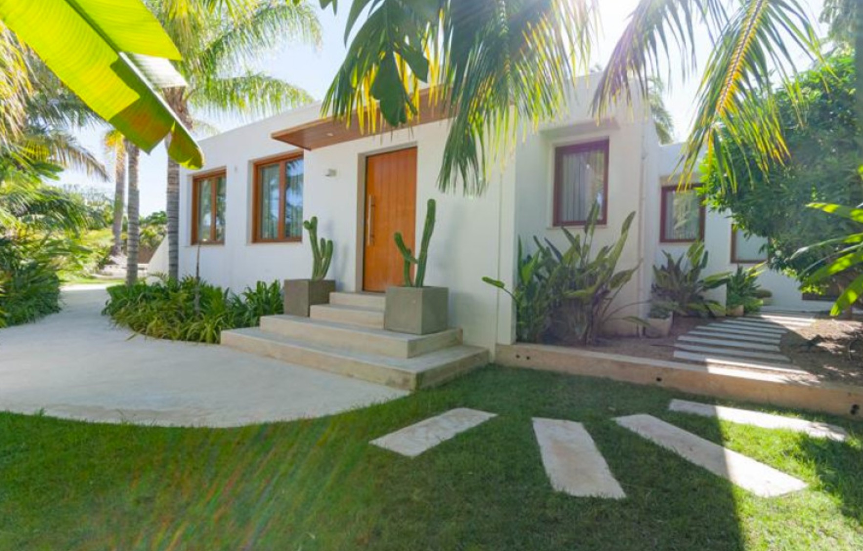 Mediterrane Villa mit tropischem Garten und privatem Pool
