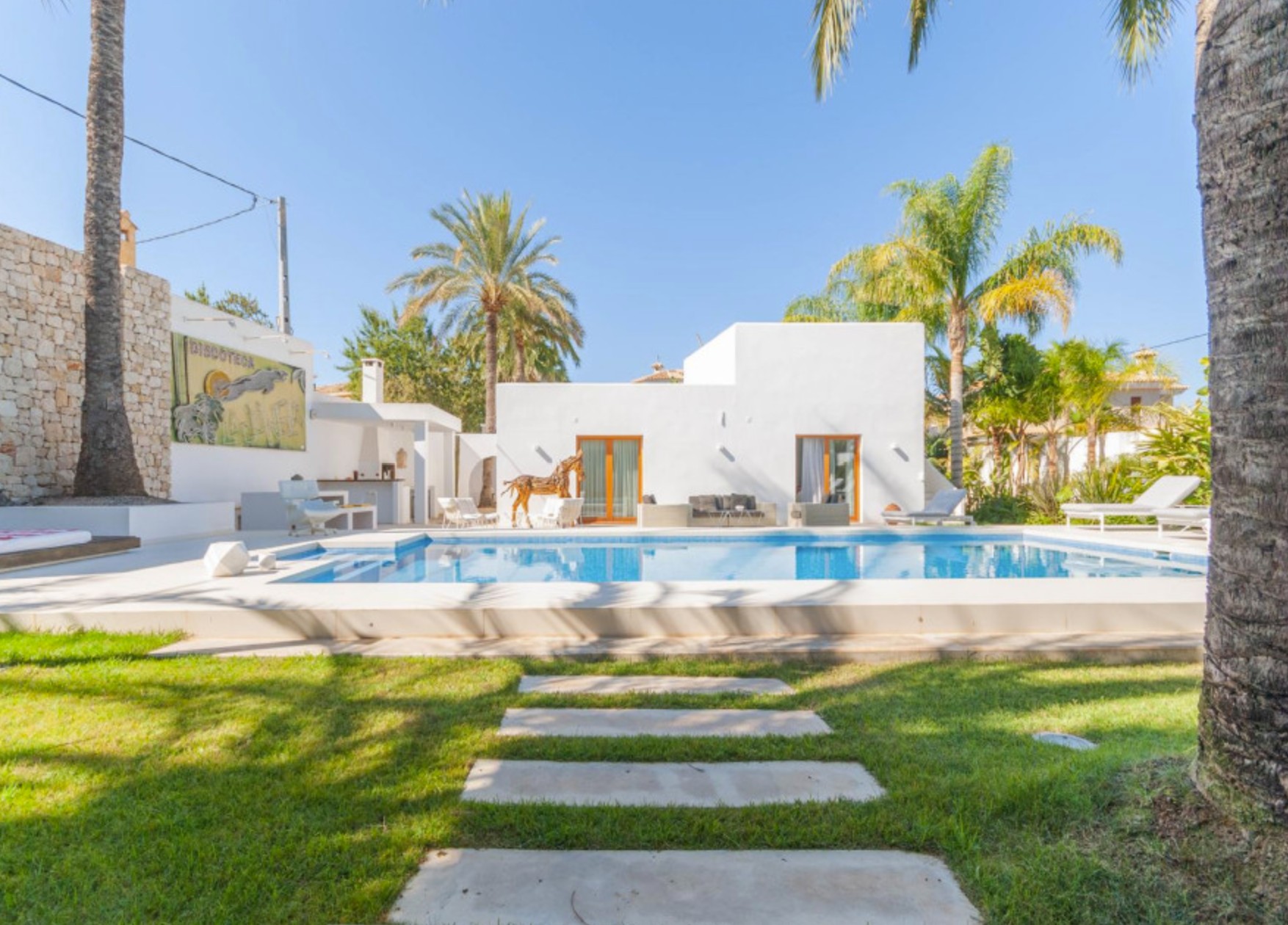 Mediterrane Villa mit tropischem Garten und privatem Pool