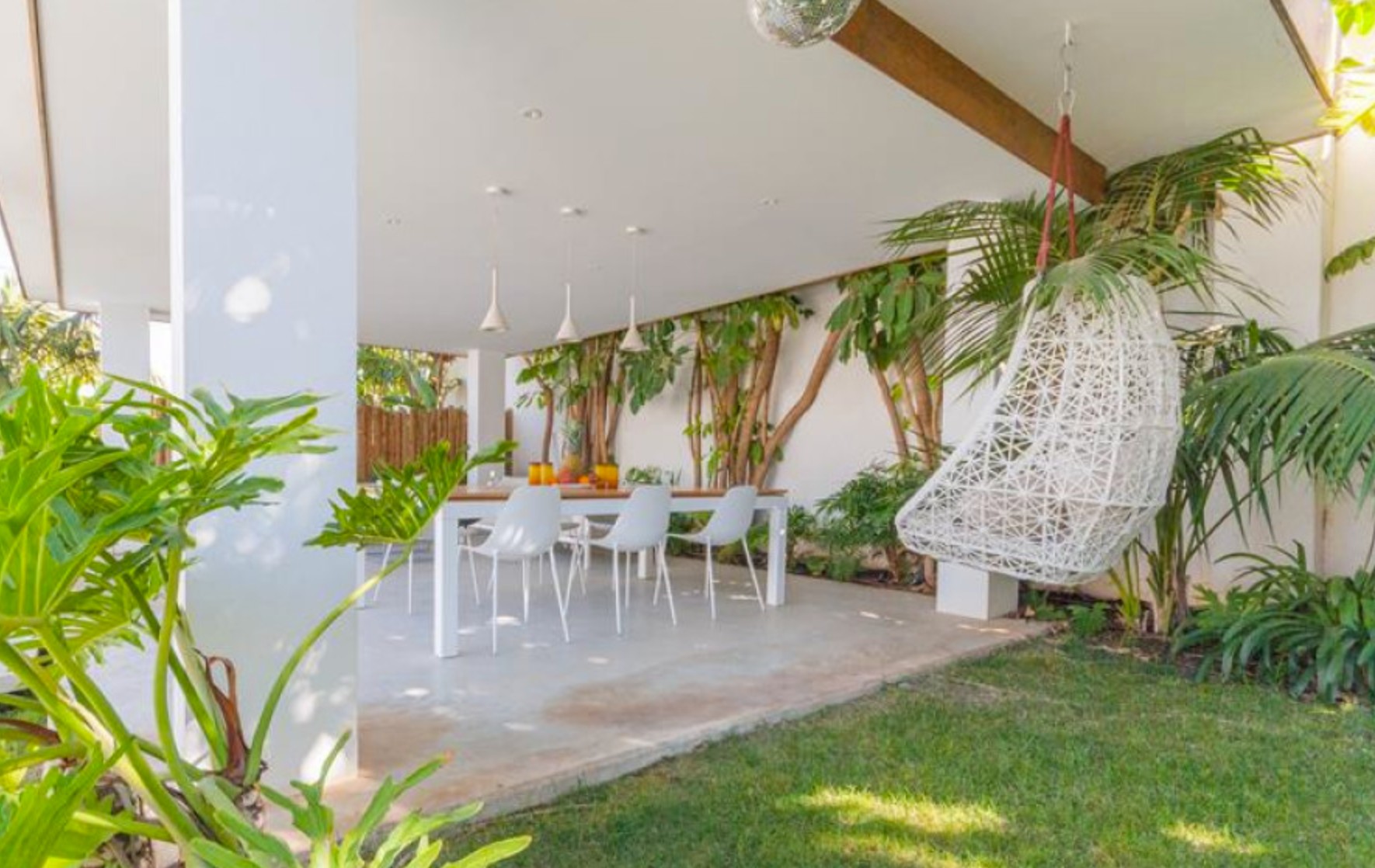 Mediterrane Villa mit tropischem Garten und privatem Pool