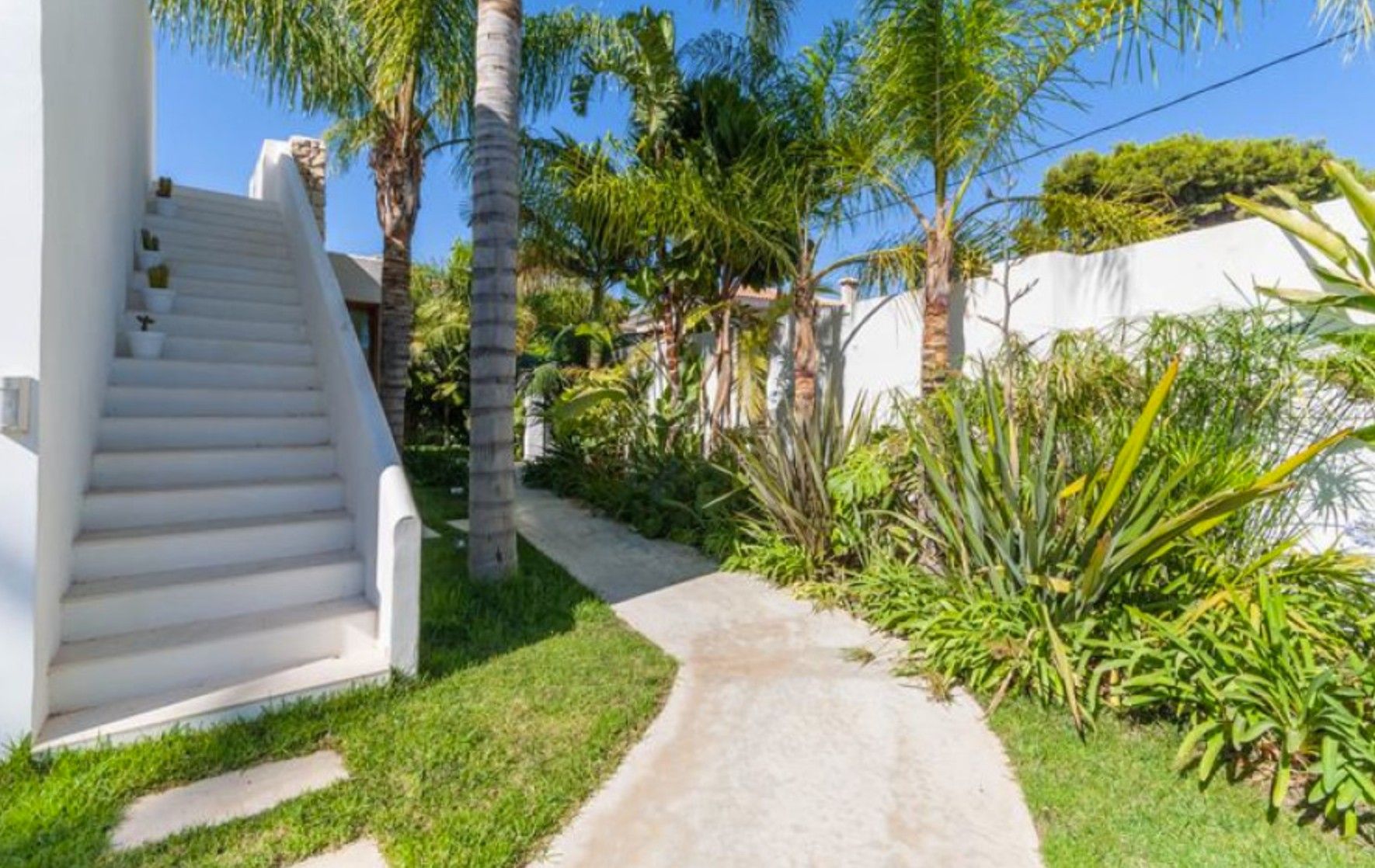 Mediterrane Villa mit tropischem Garten und privatem Pool