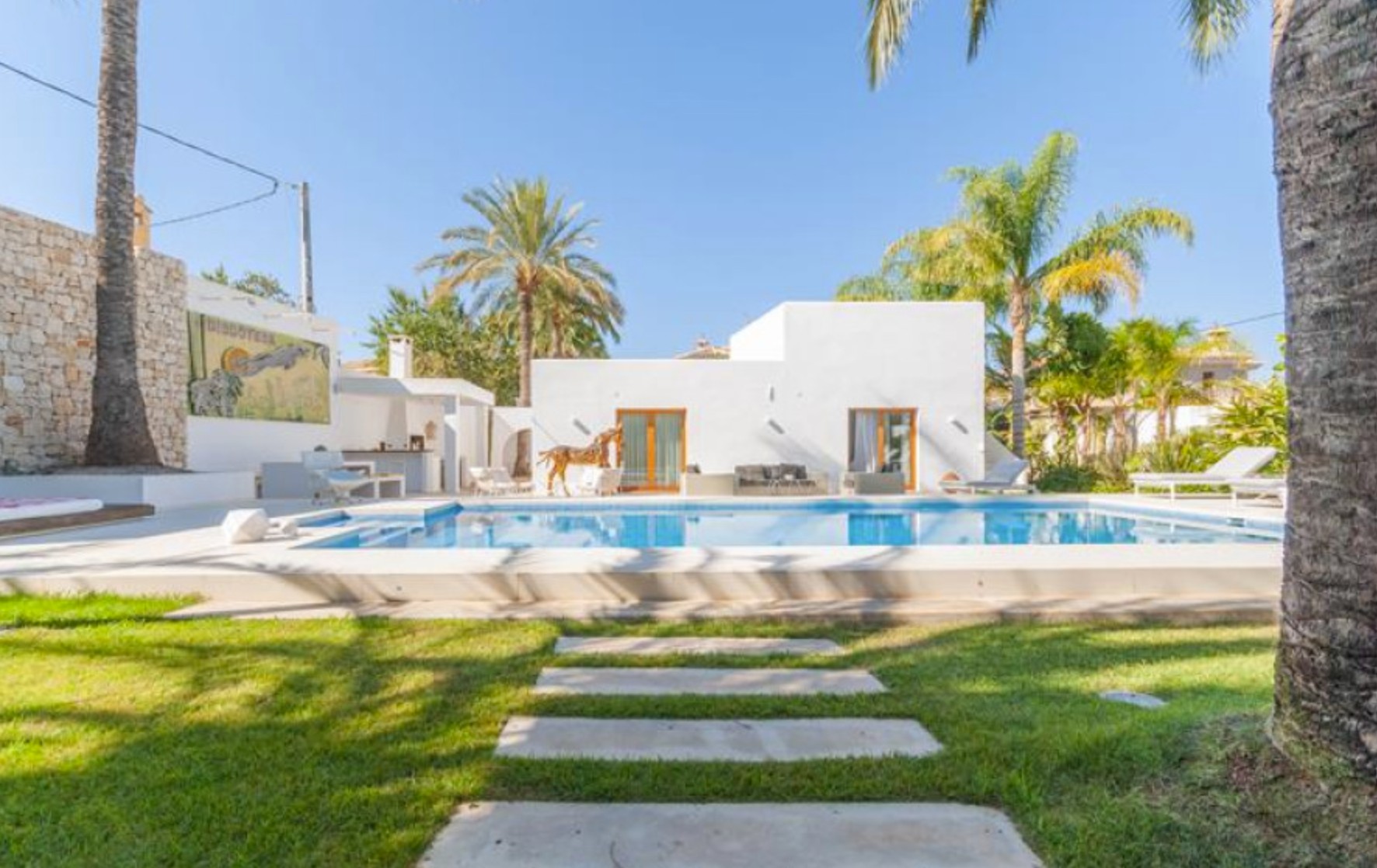 Mediterrane Villa mit tropischem Garten und privatem Pool