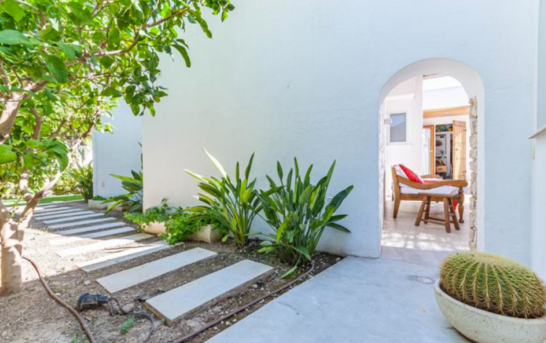 Mediterrane Villa mit tropischem Garten und privatem Pool