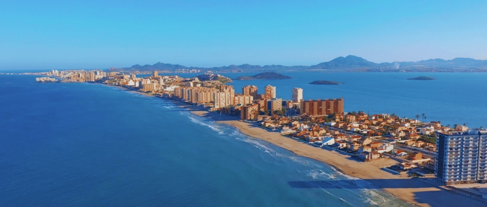 Precioso adosado a 50 m del mar .