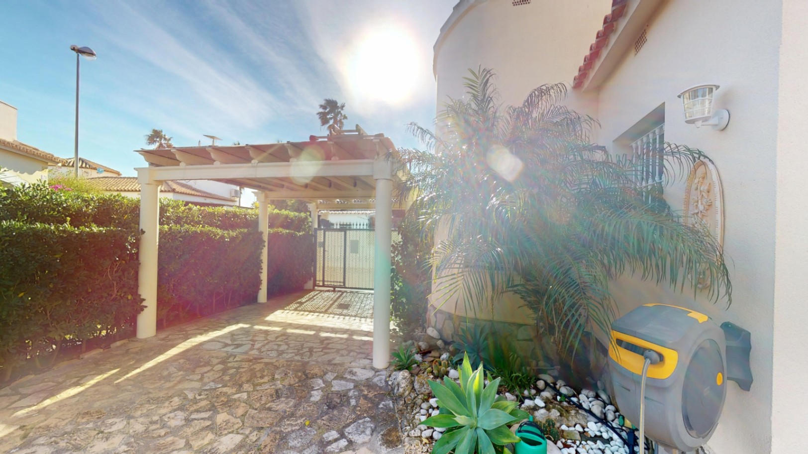 Encantadora Villa en Oliva Nova: Privacidad y Bienestar junto a Zona Verde