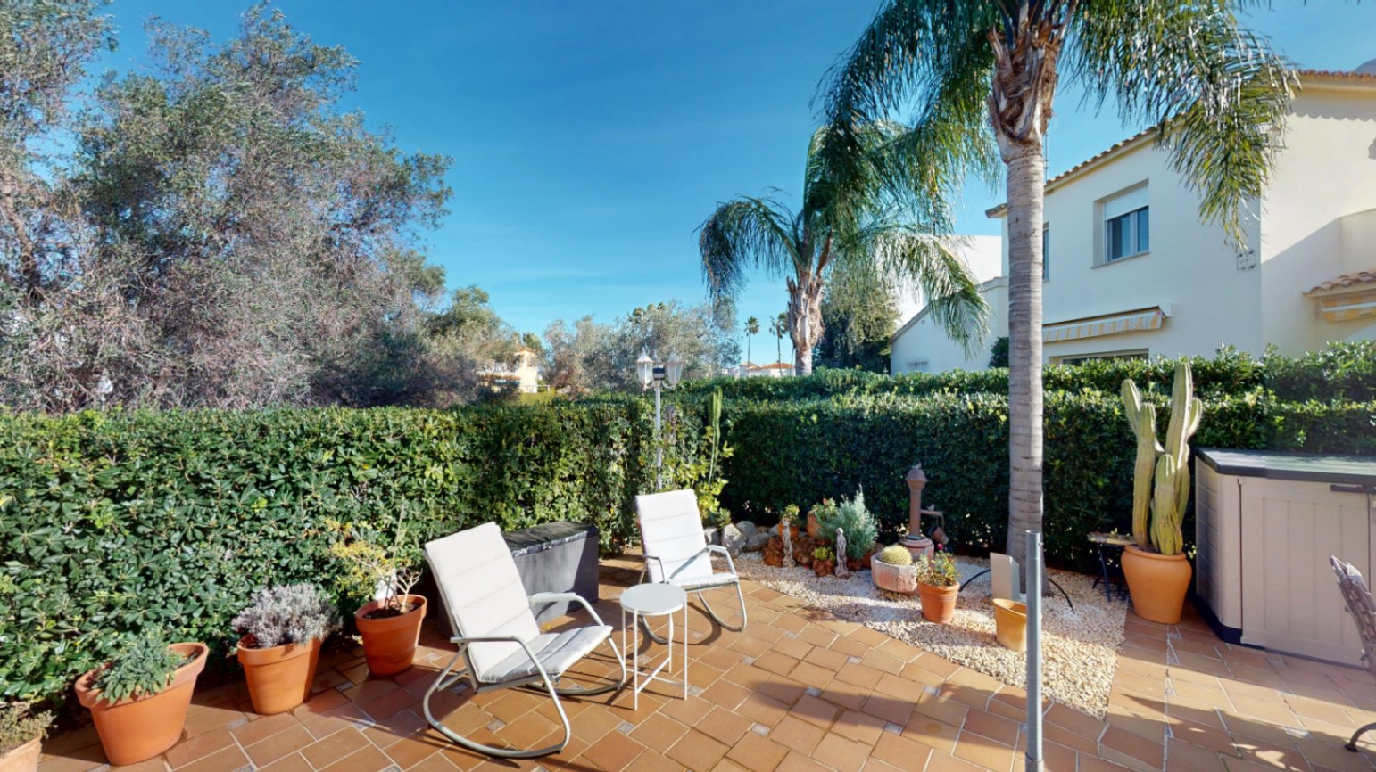 Encantadora Villa en Oliva Nova: Privacidad y Bienestar junto a Zona Verde