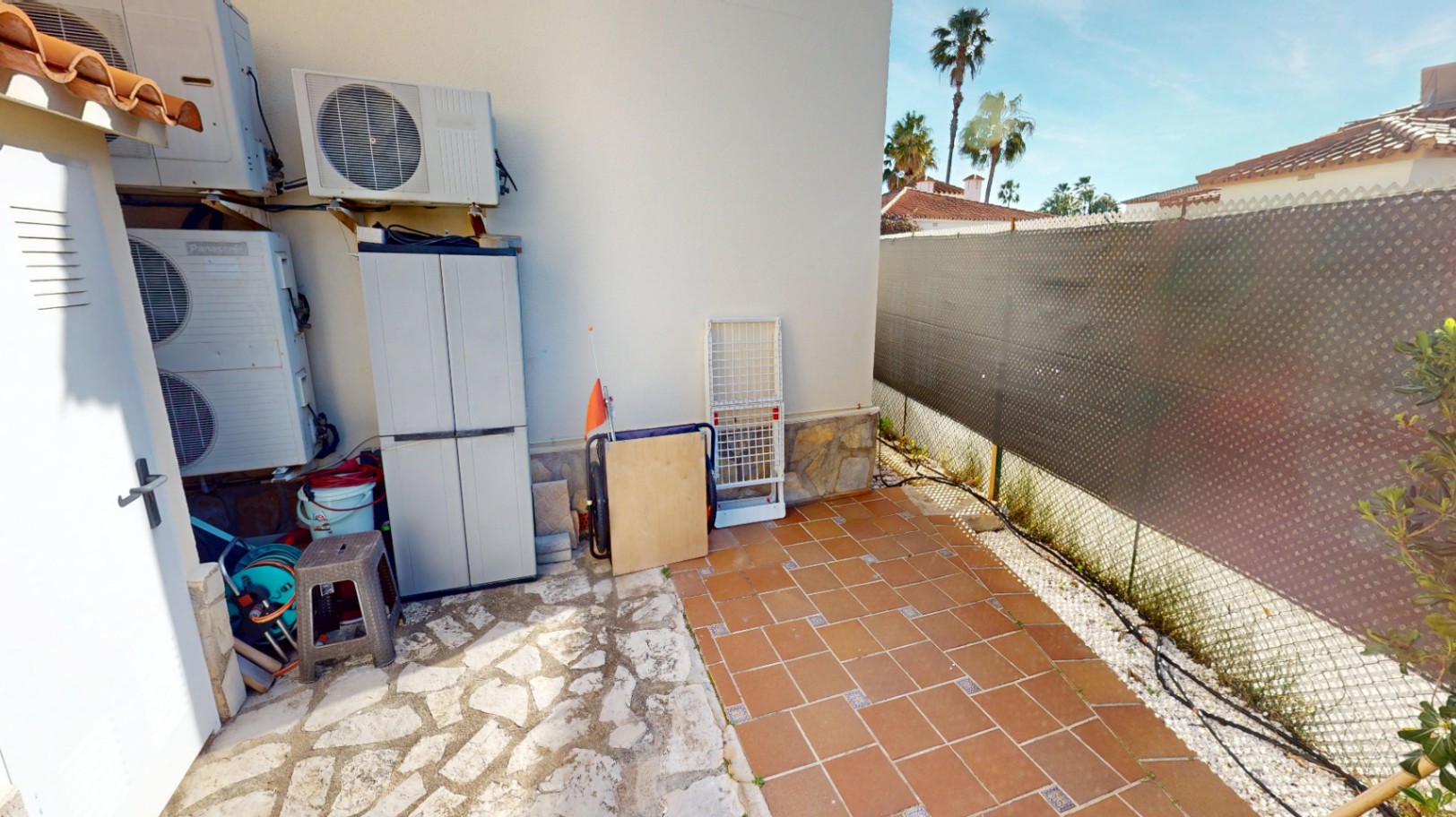 Encantadora Villa en Oliva Nova: Privacidad y Bienestar junto a Zona Verde
