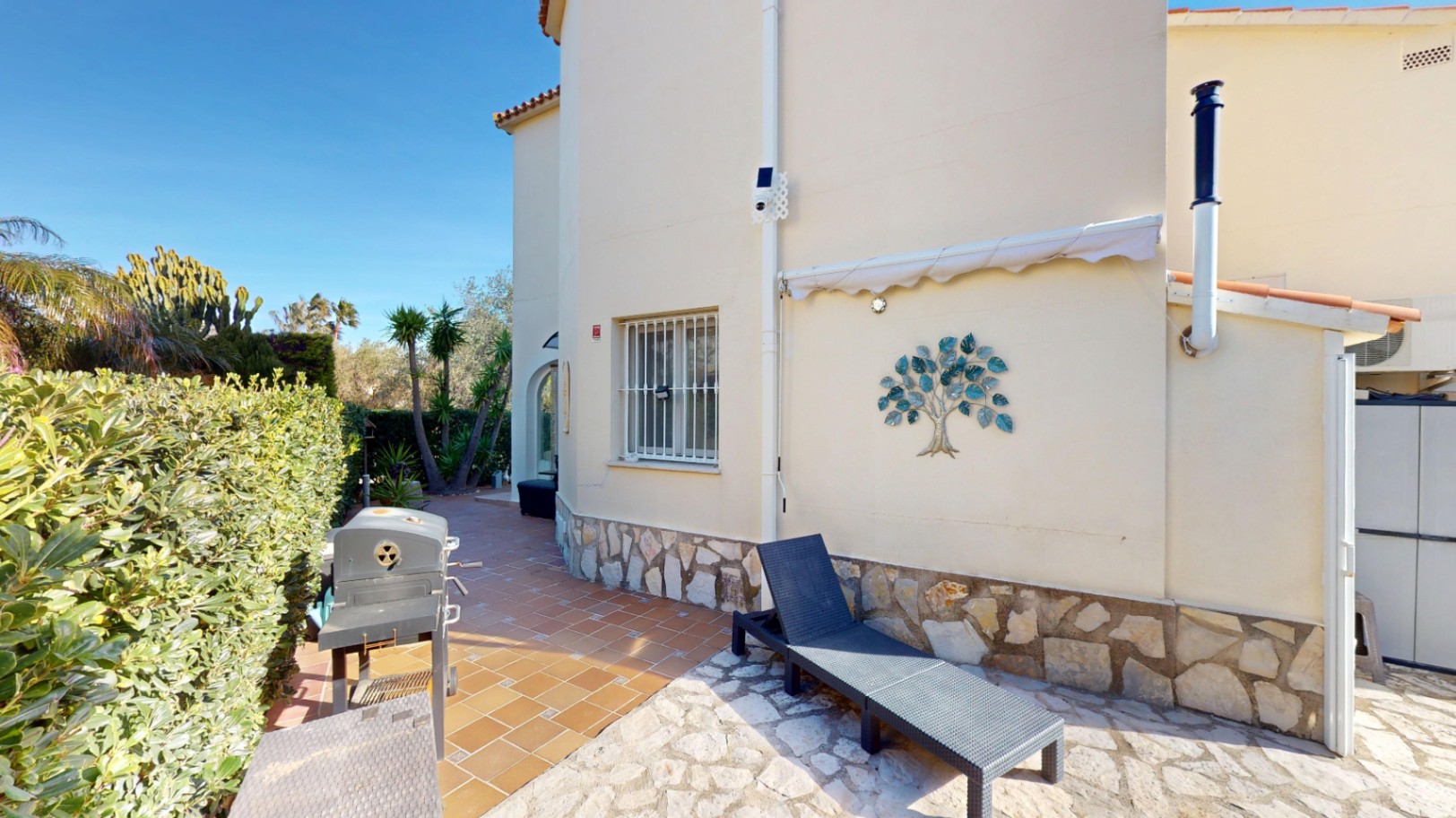 Encantadora Villa en Oliva Nova: Privacidad y Bienestar junto a Zona Verde