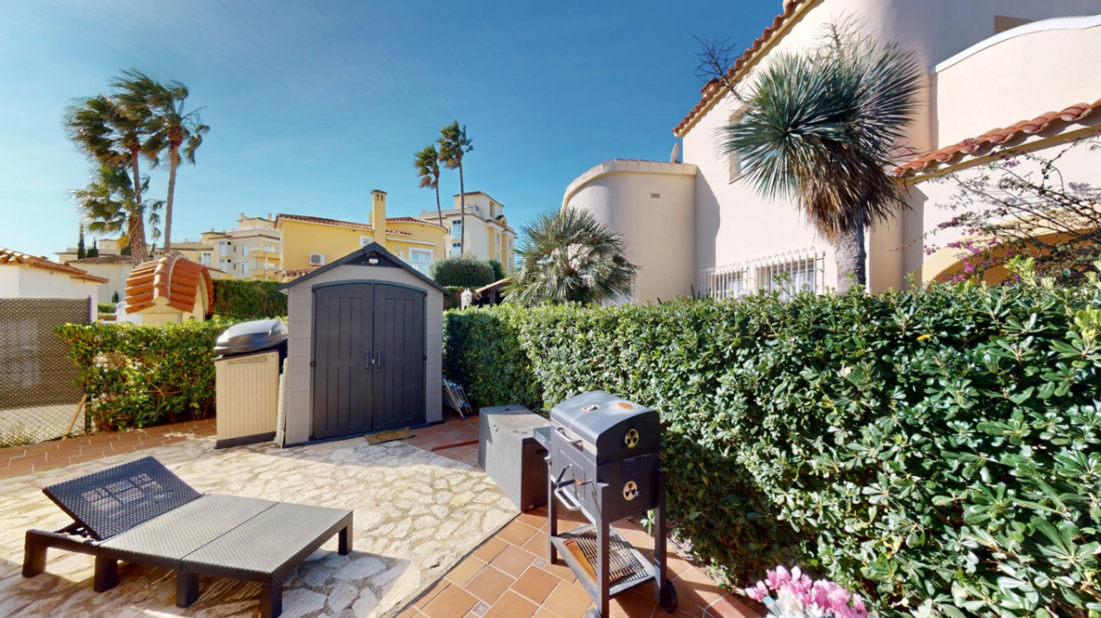 Encantadora Villa en Oliva Nova: Privacidad y Bienestar junto a Zona Verde