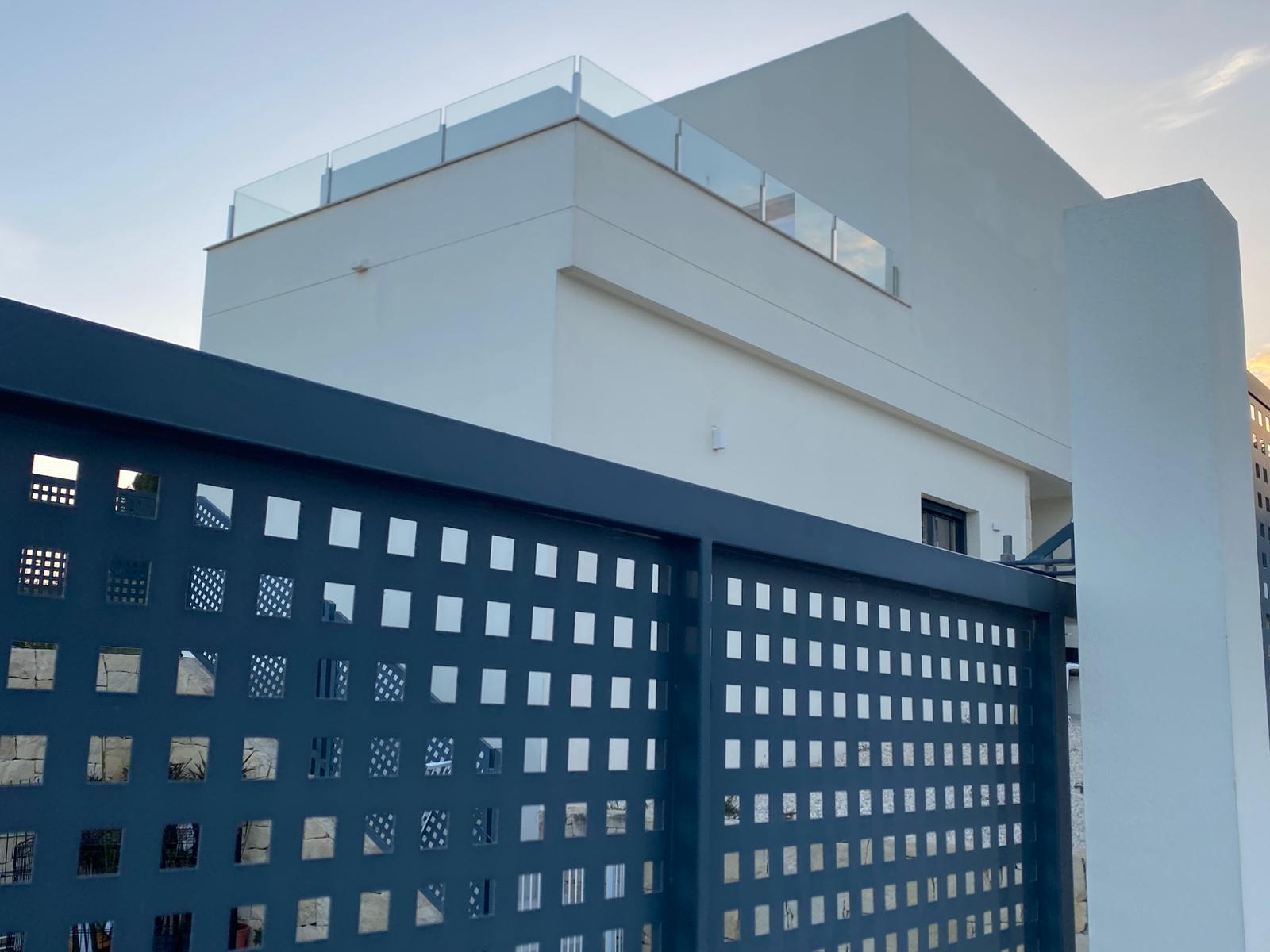 Chalet moderno en venta con piscina en Alfaz del Pi, Alicante
