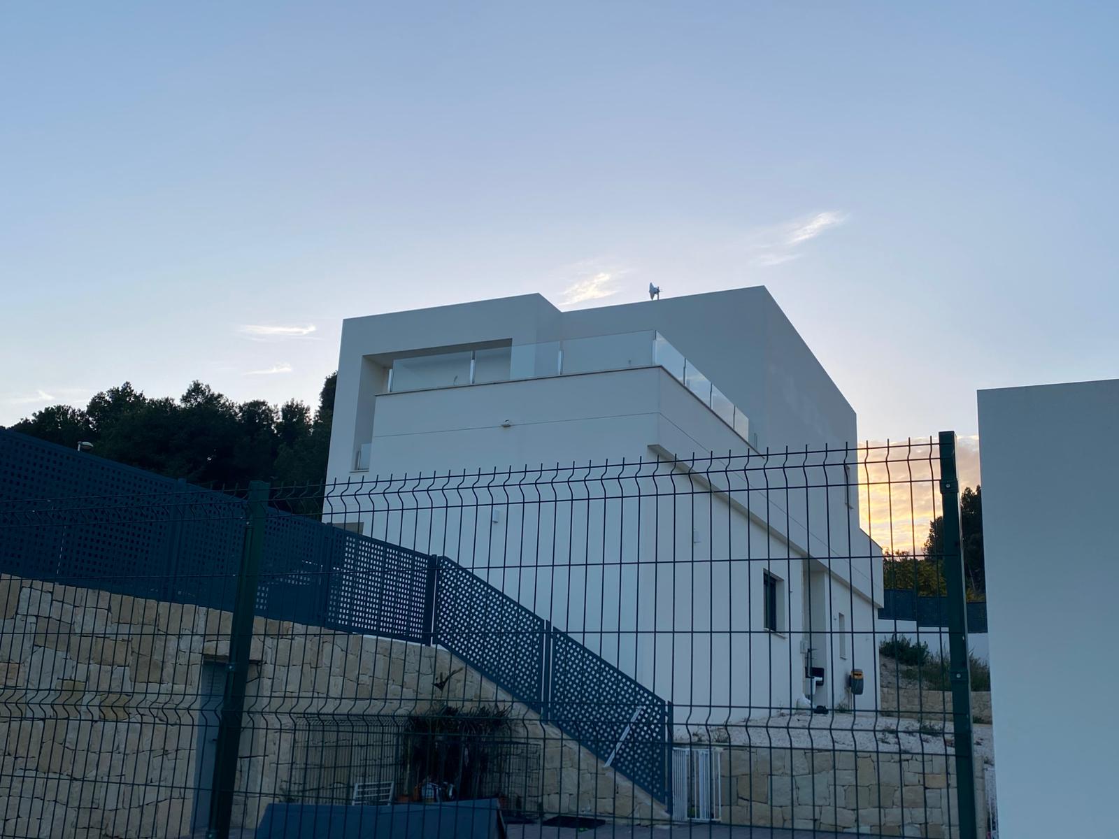 Chalet moderno en venta con piscina en Alfaz del Pi, Alicante