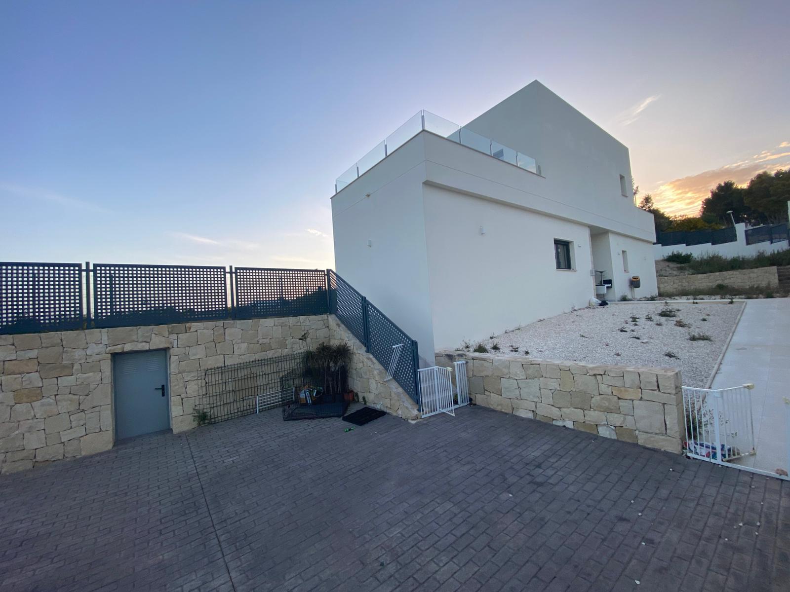 Chalet moderno en venta con piscina en Alfaz del Pi, Alicante
