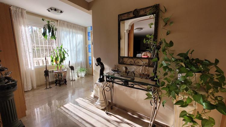 GRAN CHALET EN UNA PLANTA  CON 5 DORMITORIOS .