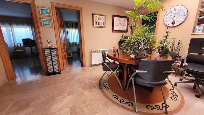 GRAN CHALET EN UNA PLANTA  CON 5 DORMITORIOS .